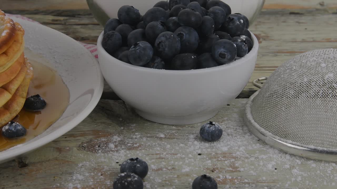 베리와 메이플 시럽과 함께 미국 버터 밀크 팬케이크의 어리 맛있는 달한 아침 식사 음식 은 시골 배경에 팬케이크는 색입니다.