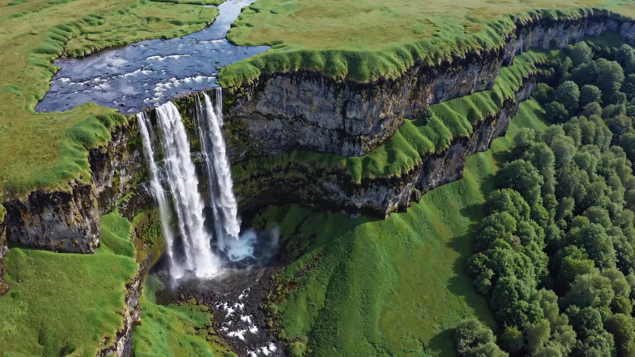 majestuosa cascada en un pintoresco paisaje islandés