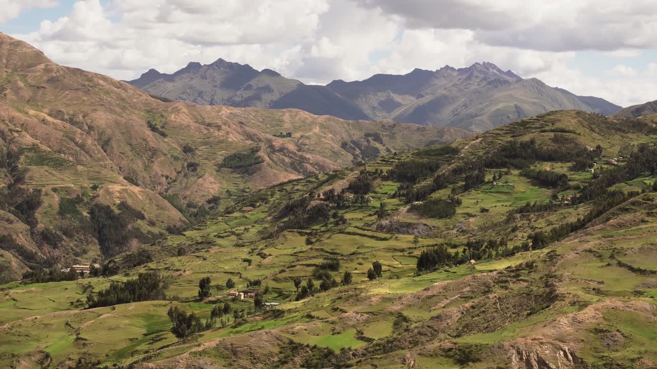 Splendido panorama paesaggistico delle Ande verdi vicino a Cusco, in Perù