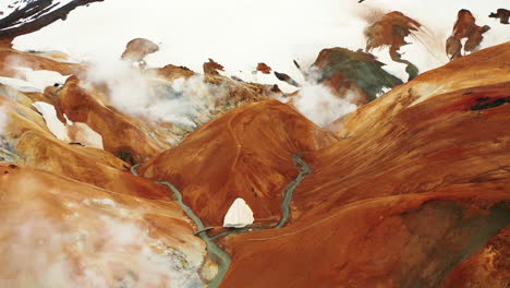 Gente-Escalando-En-El-Sendero-Hveradallir-En-La-Cordillera-De-Kerlingarfjoll-En-Islandia---Hermoso-Paisaje---Tiro-Estático-De-Drones