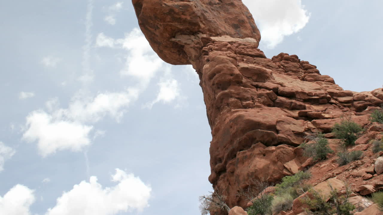 아치스 국립공원에 있는 균형 잡힌 암석의 느린 상향 팬