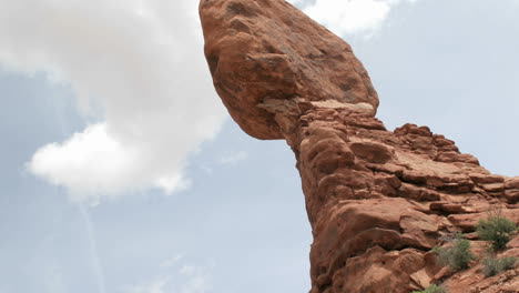 Bandeja-Ascendente-Lenta-De-Roca-Equilibrada-En-El-Parque-Nacional-Arches