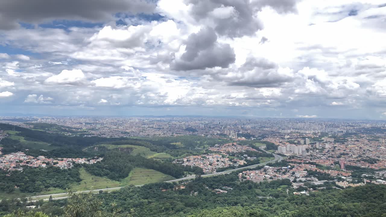 la maravillosa vista de sao paulo en pico do jaragua, brasil fondo con cielo nublado y hermosas montañas - toma aérea