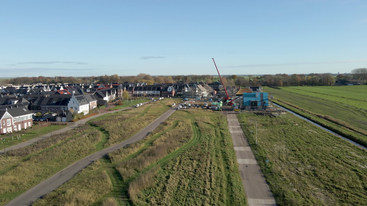 새로운 교외 지역의 건설 현장의 낮은 공중