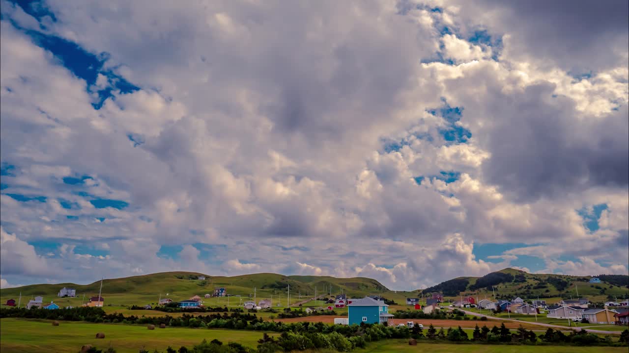 increíble lapso de tiempo de cielo azul y nubes blancas brillantes que soplan sobre un pintoresco pueblo en las islas magdalen