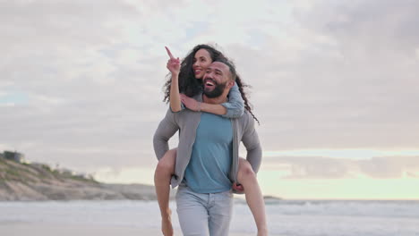cerdo de espalda, amor y pareja en la playa al atardecer
