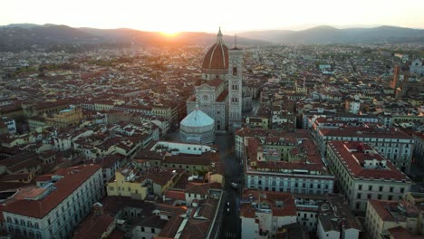 impresionante amanecer detrás de la histórica catedral de florencia