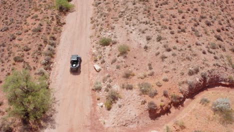 Top-down-of-a-dune-buggy-traveling-through-the-desert