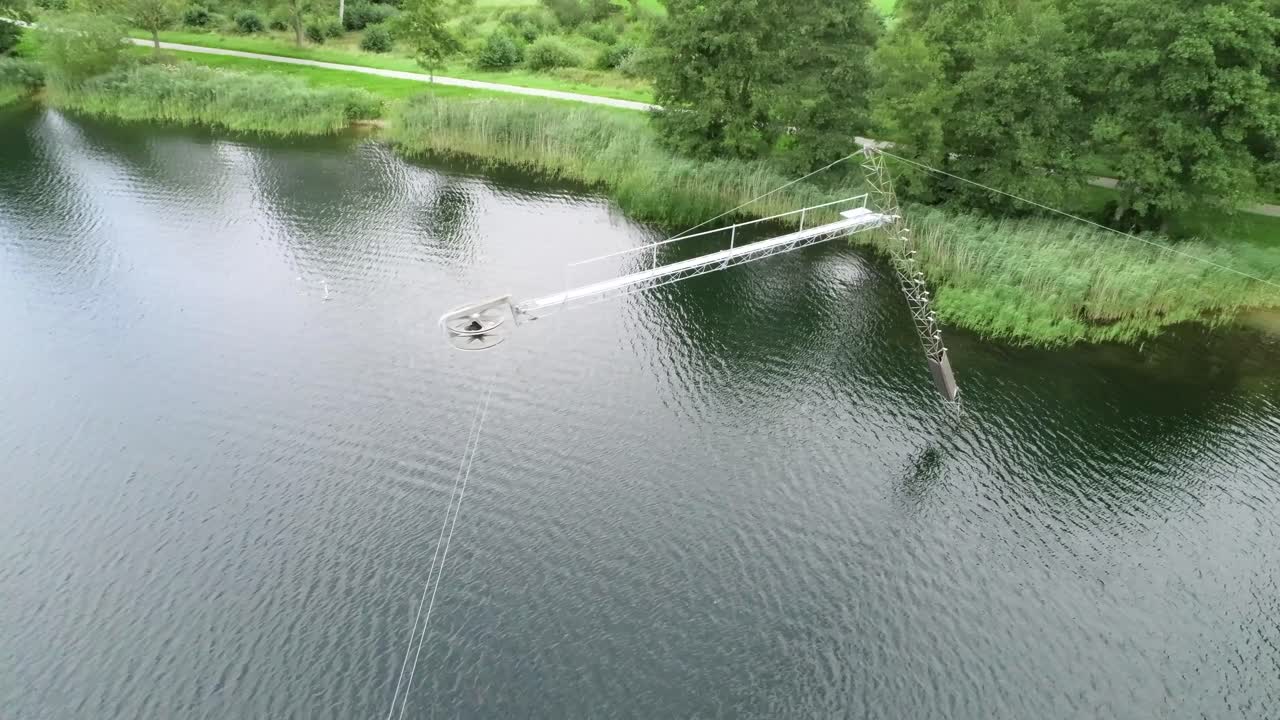 수상 스포츠 공원의 기계적 기둥의 드론  ⁇