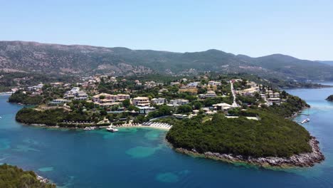 Vista-Orbital-Sobre-El-Pueblo-De-Sivota-Y-Las-Playas-De-Aguas-Turquesas,-Mediterráneo,-Grecia