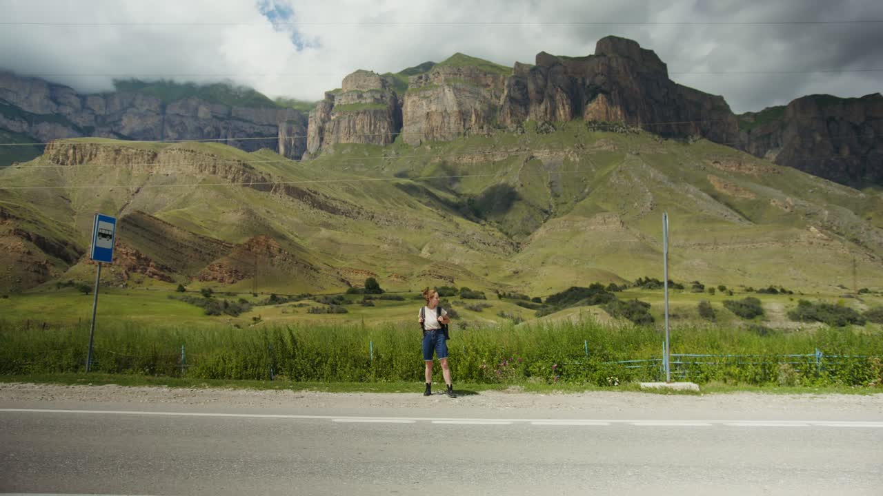 산 의 버스 정류장 에 있는 여자