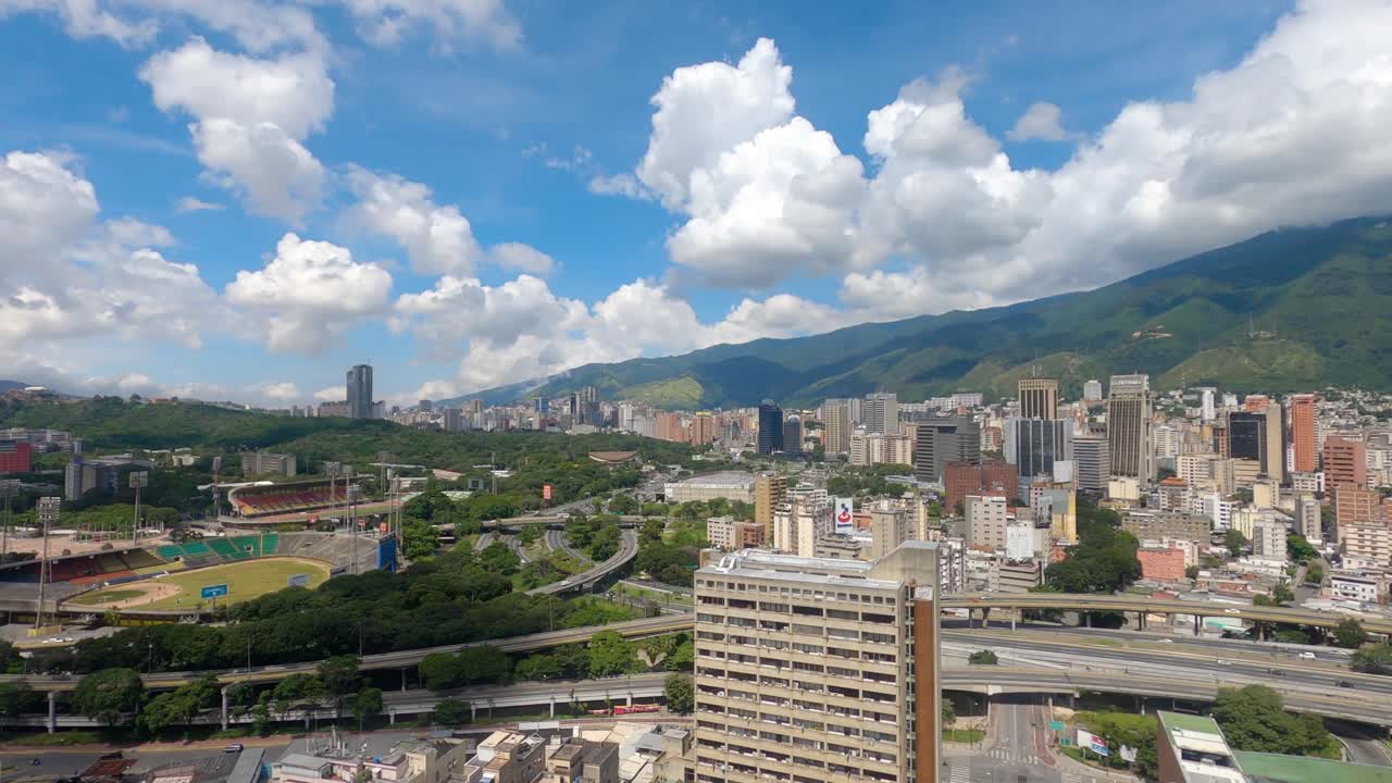 Pemandangan pusat-barat kota Caracas seperti terlihat dari Colinas de Bello Monte di Venezuela