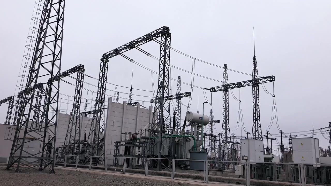 Umspannwerk mit Hochspannungsleitungen und Transformatoren