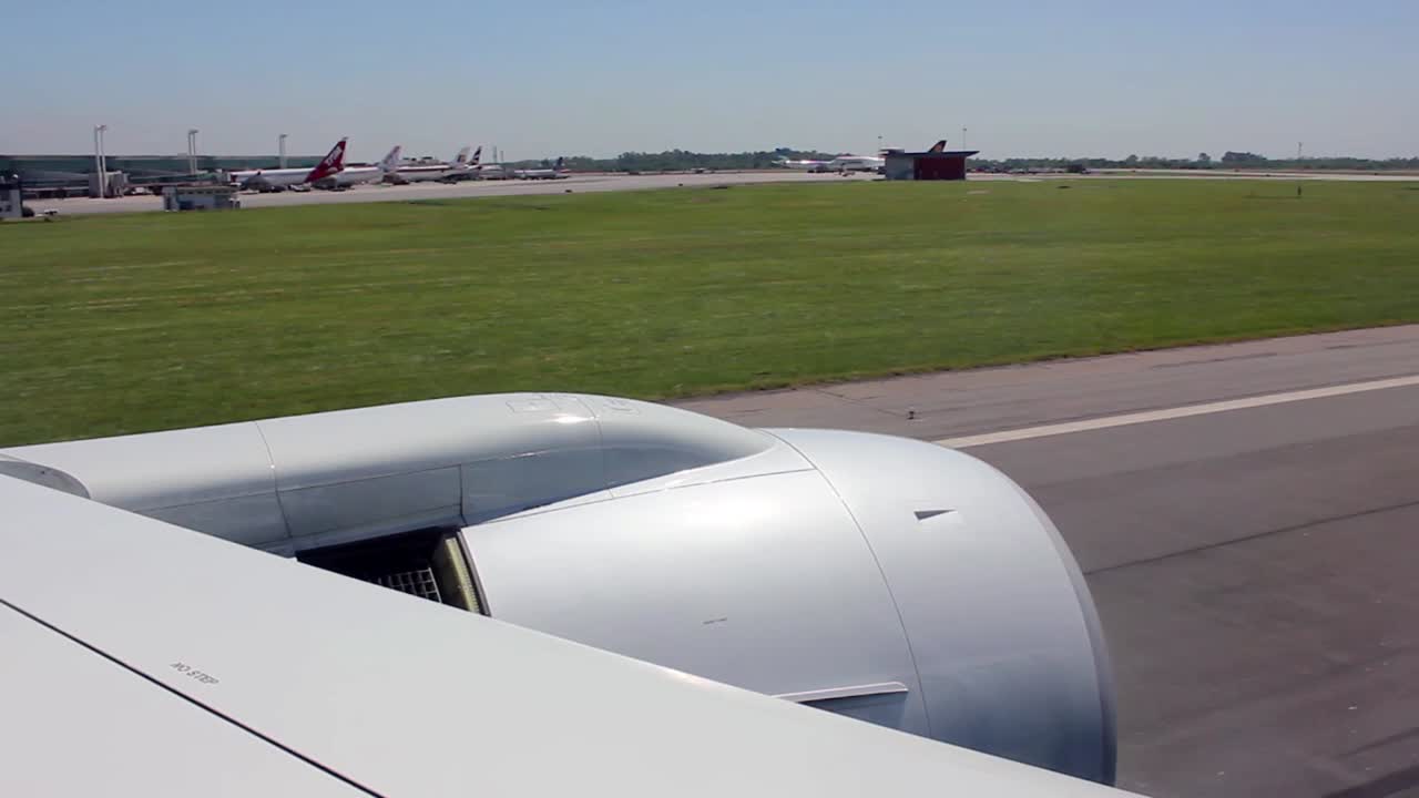 Atterraggio e rullaggio di un aereo sulla pista con vista dal motore