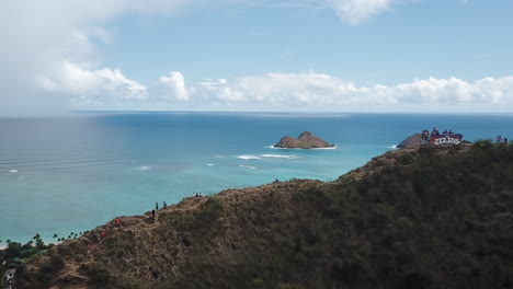 puxe a revelação aérea da trilha de montanha de caminhada na casamata, oahu, havaí