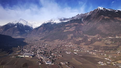 vista aérea de una encantadora ciudad montañosa en medio del paisaje pintoresco de italia