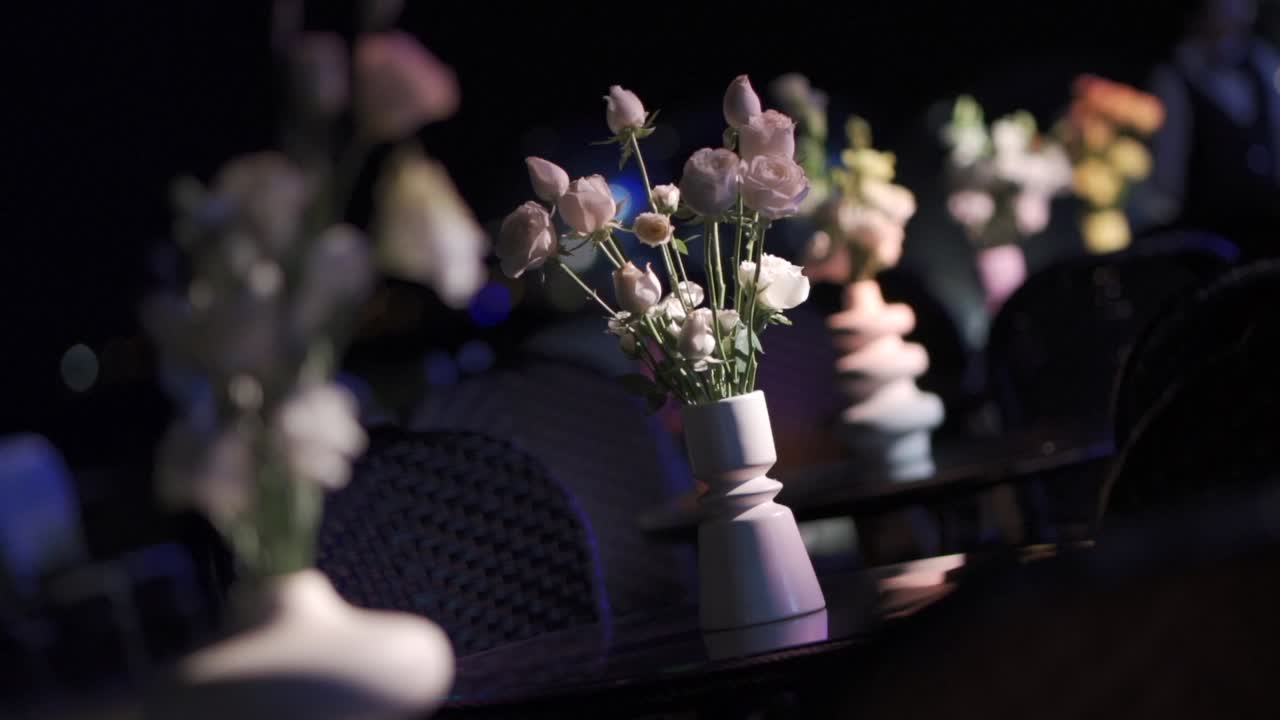 элегантное партийное украшение с цветочными украшениями на столах ресторана