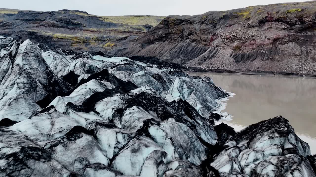 아이슬란드 남부의 솔헤이마요쿨 빙하 위를 날아다니는 드론 촬영