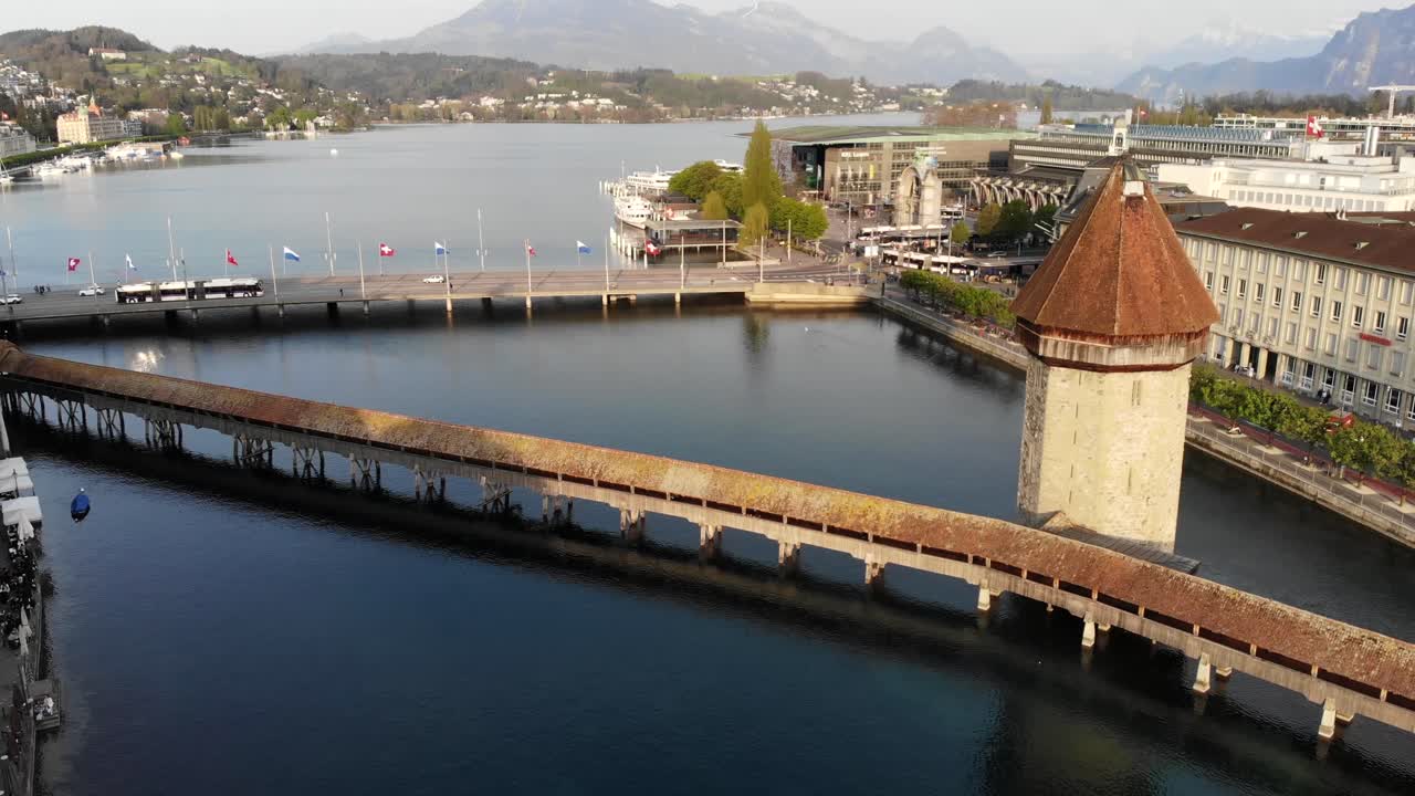 스위스 루체른에 있는 카펠브뤼케 다리의 팬다운 뷰가 있는 공중 영상과 브리지 타워 위로 상승하는 동작