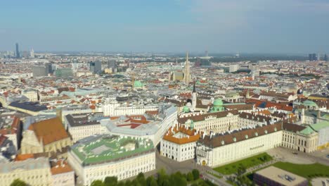 hiperlapso aéreo lejos de la catedral de san esteban en el centro de viena, austria