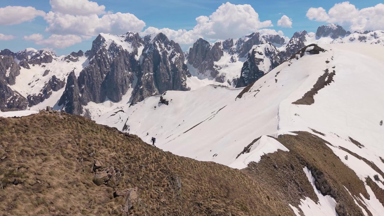 Incredibile video con drone di Maja e Vajushës coperta di neve nell'Albania settentrionale