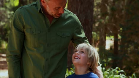 padre e hijo interactuando entre sí en el parque