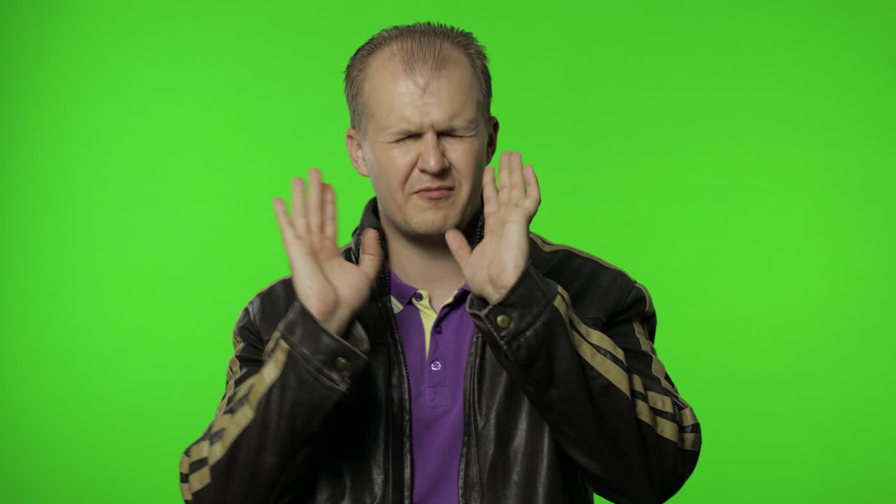 듣고 싶지 않아요. 로커 남자, 말을 듣지 않기 위해 팔로 귀를 고, 문제를 피합니다.