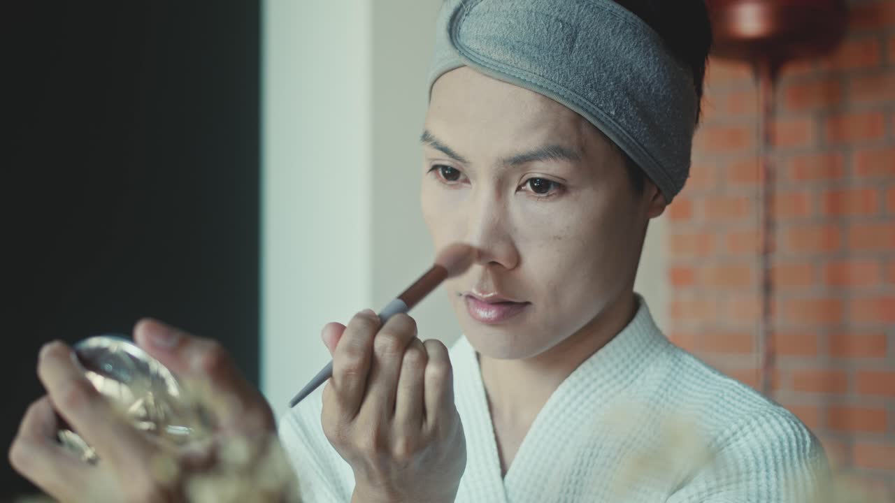 mujer aplicando maquillaje