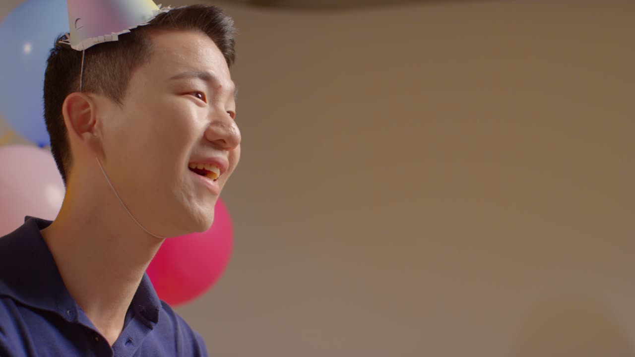 파티 모자를 입은 남자의 스튜디오 초상화 생일을 축하하는 종이 콘페티 1