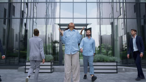 trabajador corporativo exitoso celebrando el triunfo riendo en el lugar de trabajo urbanístico