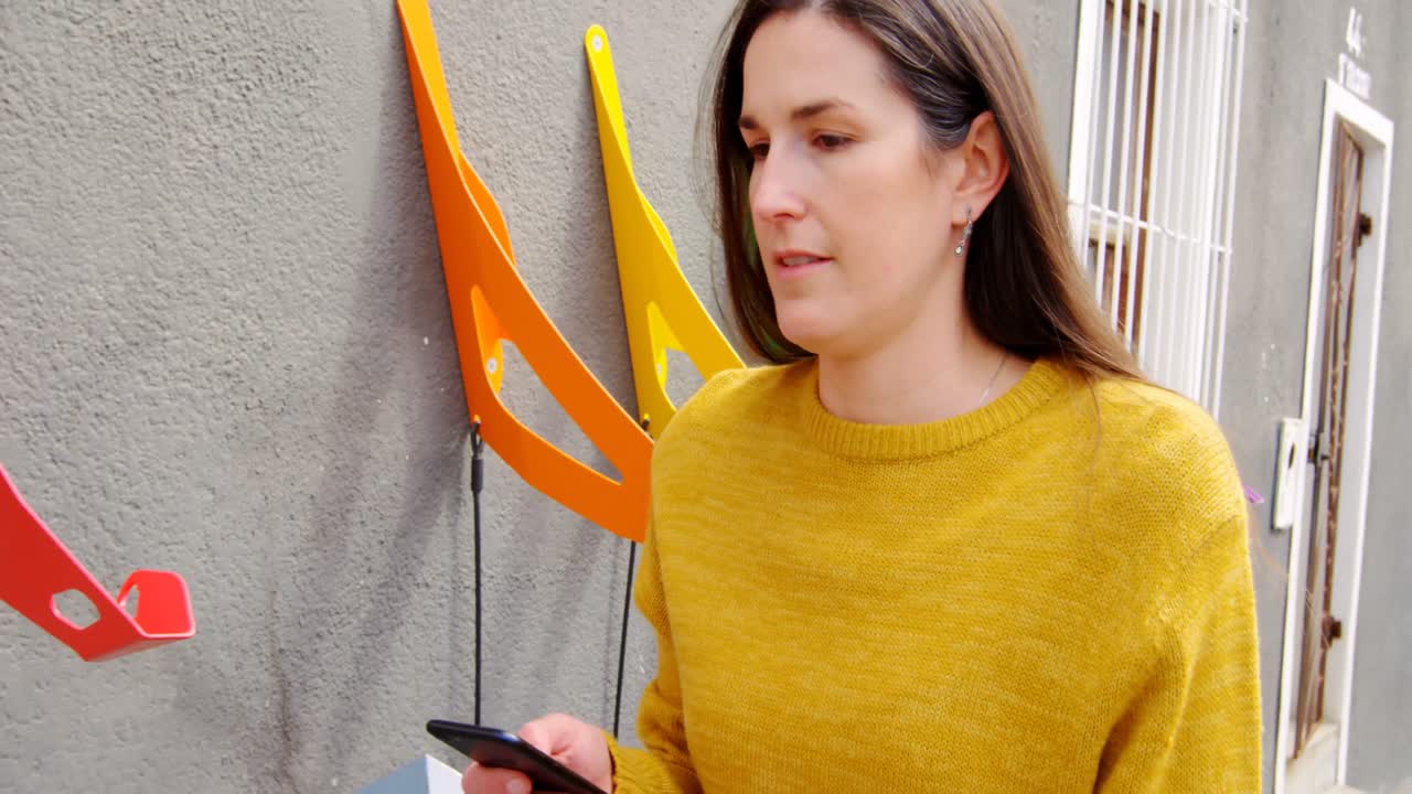 mujer usando teléfono móvil en la ciudad 4k