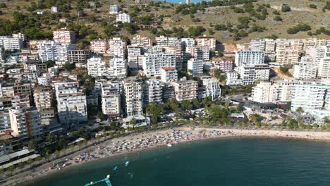 Wunderschöne-Luftaufnahme-über-Saranda-Und-Dem-Ionischen-Meer