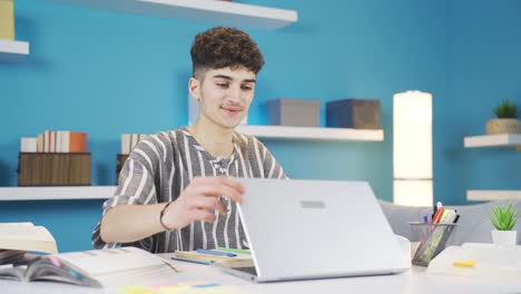 el estudiante que hace un descanso viene y continúa su lección. es feliz.