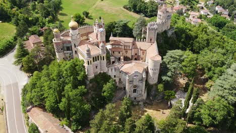 el dron se desliza sobre rocchetta mattei, revelando intrincados detalles arquitectónicos