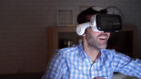 hombre emocionado con gafas de realidad virtual