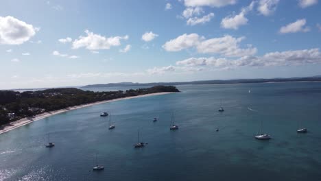 Drone-Volando-Sobre-Veleros-Hacia-Una-Playa-De-Arena-Blanca