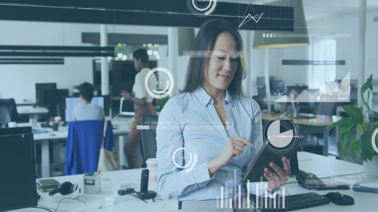 animación del procesamiento de datos financieros sobre una mujer de negocios biracial que usa una tableta en la oficina