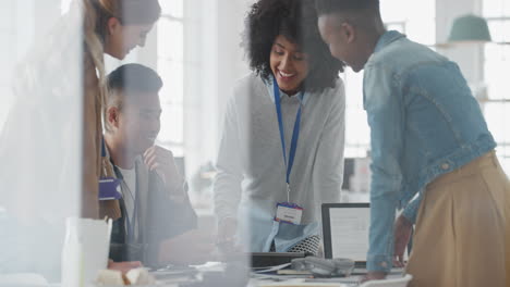 Ein-Vielfältiges-Team-Von-Geschäftsleuten-Trifft-Sich-Zum-Brainstorming-Und-Tauscht-Ideen-Für-Die-Entwicklung-Der-Startup-Projektplanung-Im-Büro-Aus