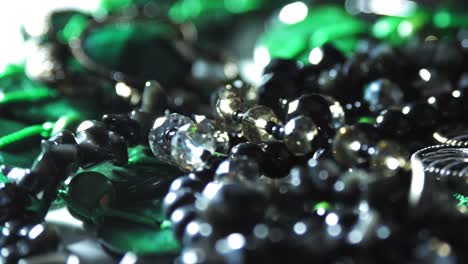 joyas, cuentas. primer plano. rotación. hermosas joyas brillantes y brillantes con resplandor en gemas. macro. muchas cuentas de diferentes colores. varias joyas, productos de piedra, cuentas de malaquita verde