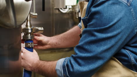 hombre trabajando en una cervecería