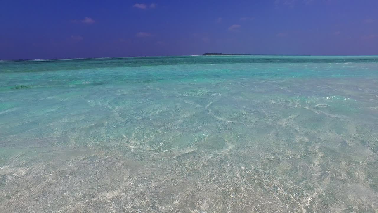 cerca de aguas cristalinas de una laguna poco profunda sobre la arena blanca del fondo del mar, reflejando los rayos del sol bajo el cielo azul violeta de bora bora.