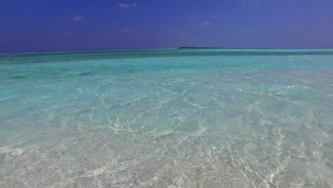 cerca de aguas cristalinas de una laguna poco profunda sobre la arena blanca del fondo del mar, reflejando los rayos del sol bajo el cielo azul violeta de bora bora.