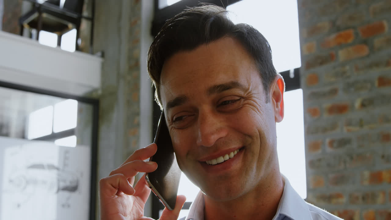 4k 사무실에서  ⁇ 드폰으로 대화하는 남성 임원