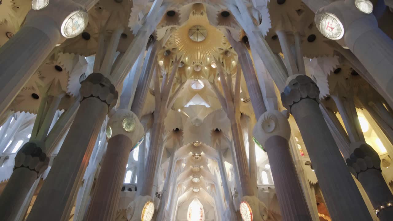 interior da sagrada família e janelas inclinadas para baixo 4k