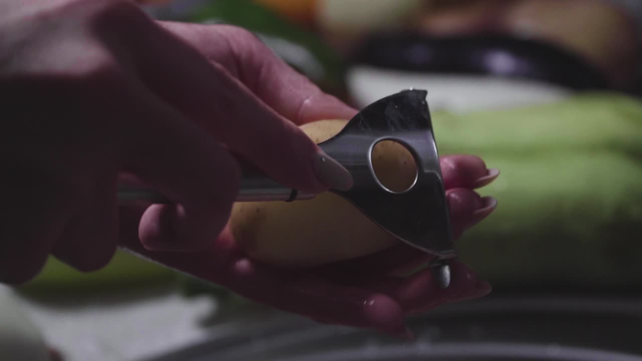 las manos de las mujeres lavan, pelan y cortan las verduras en estofado de verduras