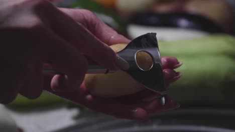 las manos de las mujeres lavan, pelan y cortan las verduras en estofado de verduras