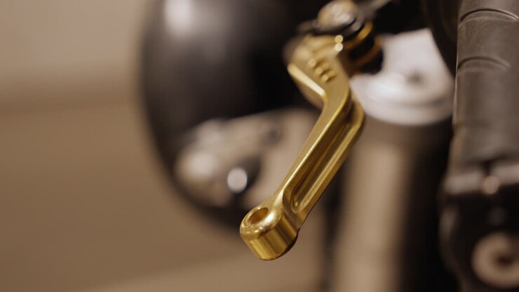 Guidão de motocicleta com câmbio dourado