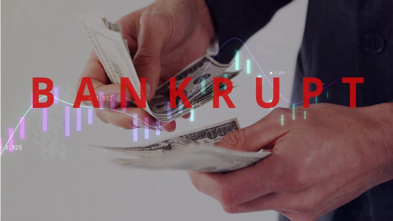Sobre una superposición roja de 'BANKRUPT' que aparece, manos abanicando y contando billetes de USD, mostrando pérdida financiera.