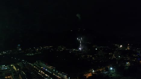 los fuegos artificiales del año nuevo celebran el 2018 en la playa de karon, phuket, tailandia.