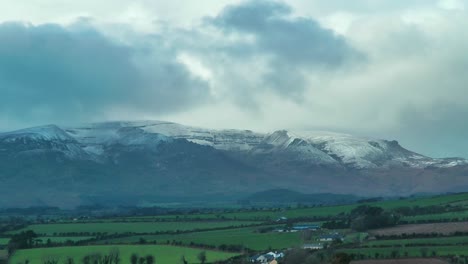 Comeragh-Mountains-Waterford-Irland-Schneebedeckte-Berge-An-Einem-Mittwintertag